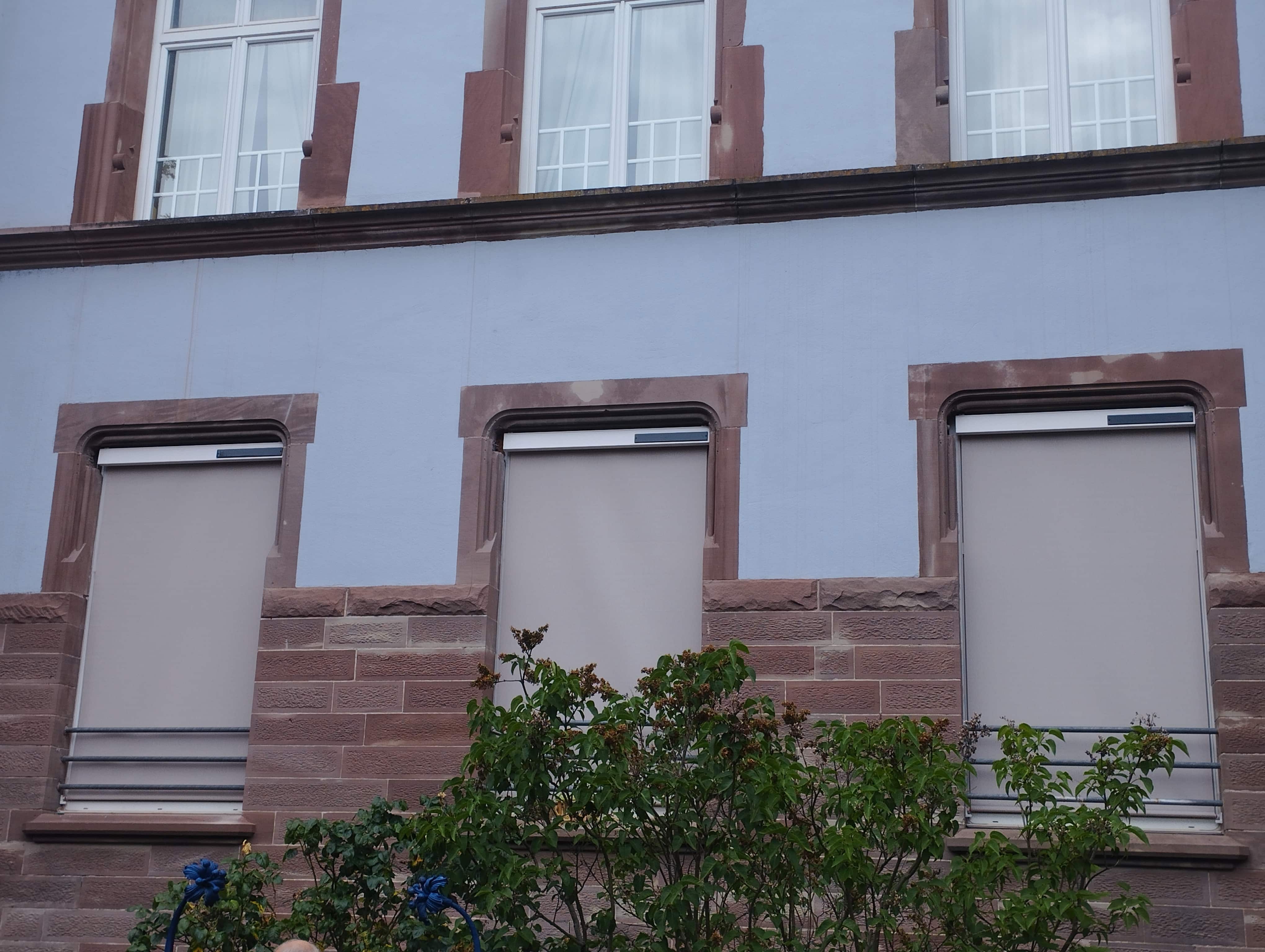 Stores extérieurs de façade installés sur immeuble résidentiel, protection solaire à Mulhouse