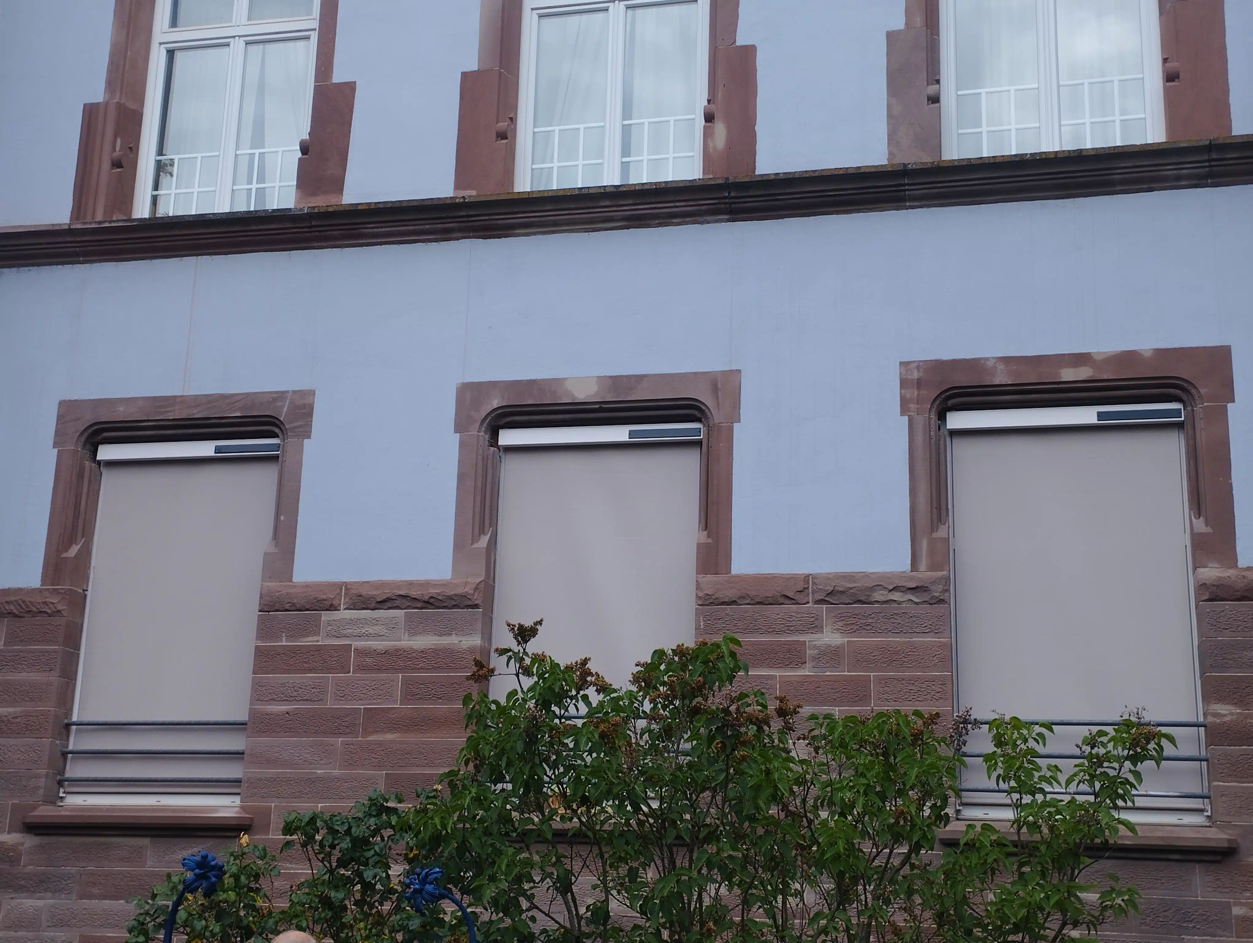 Stores extérieurs de façade installés sur immeuble résidentiel, protection solaire à Mulhouse