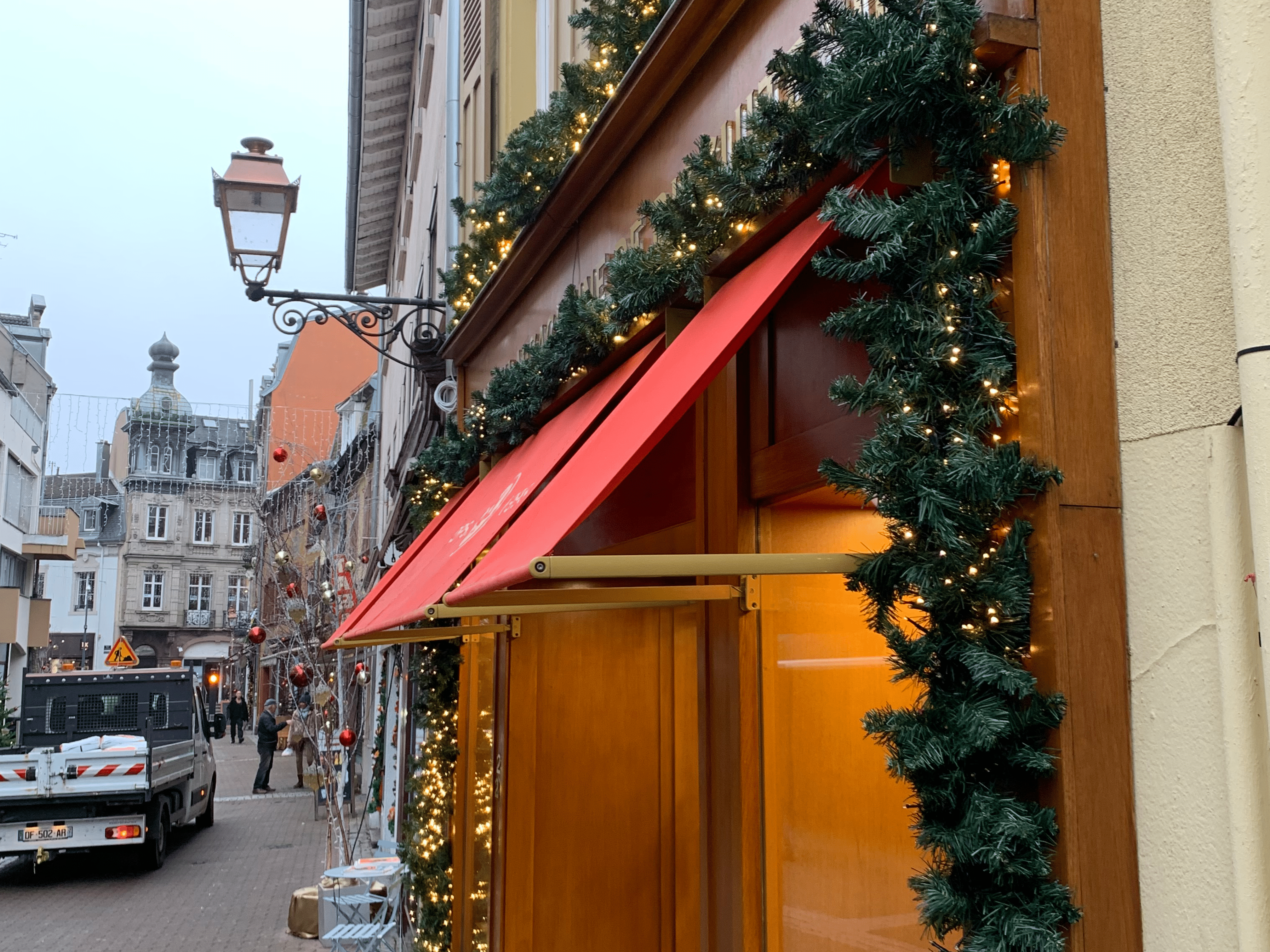 stores bannes rouges facade magasin maison alsacienne biscuiterie