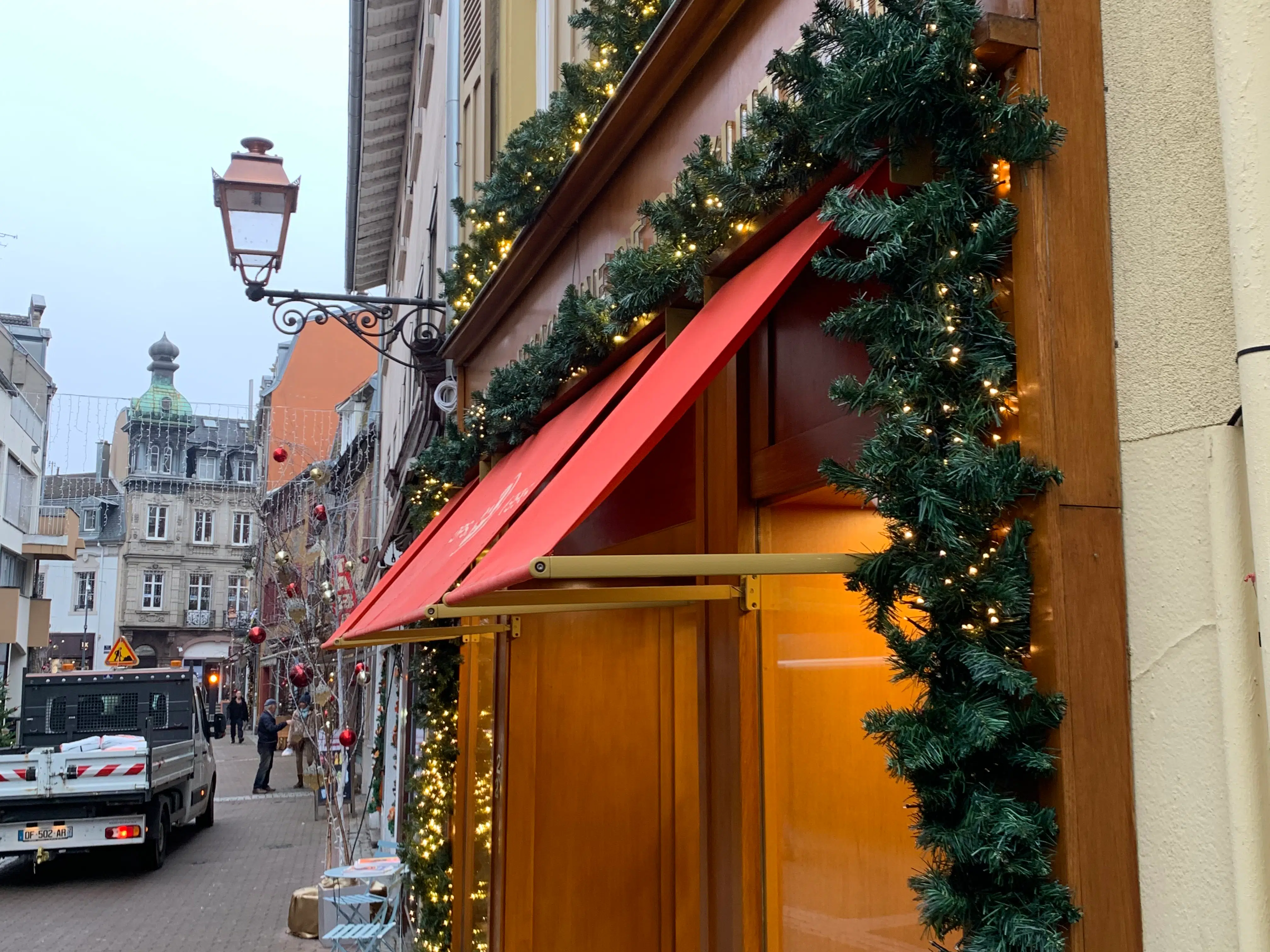 stores bannes rouges facade magasin maison alsacienne biscuiterie
