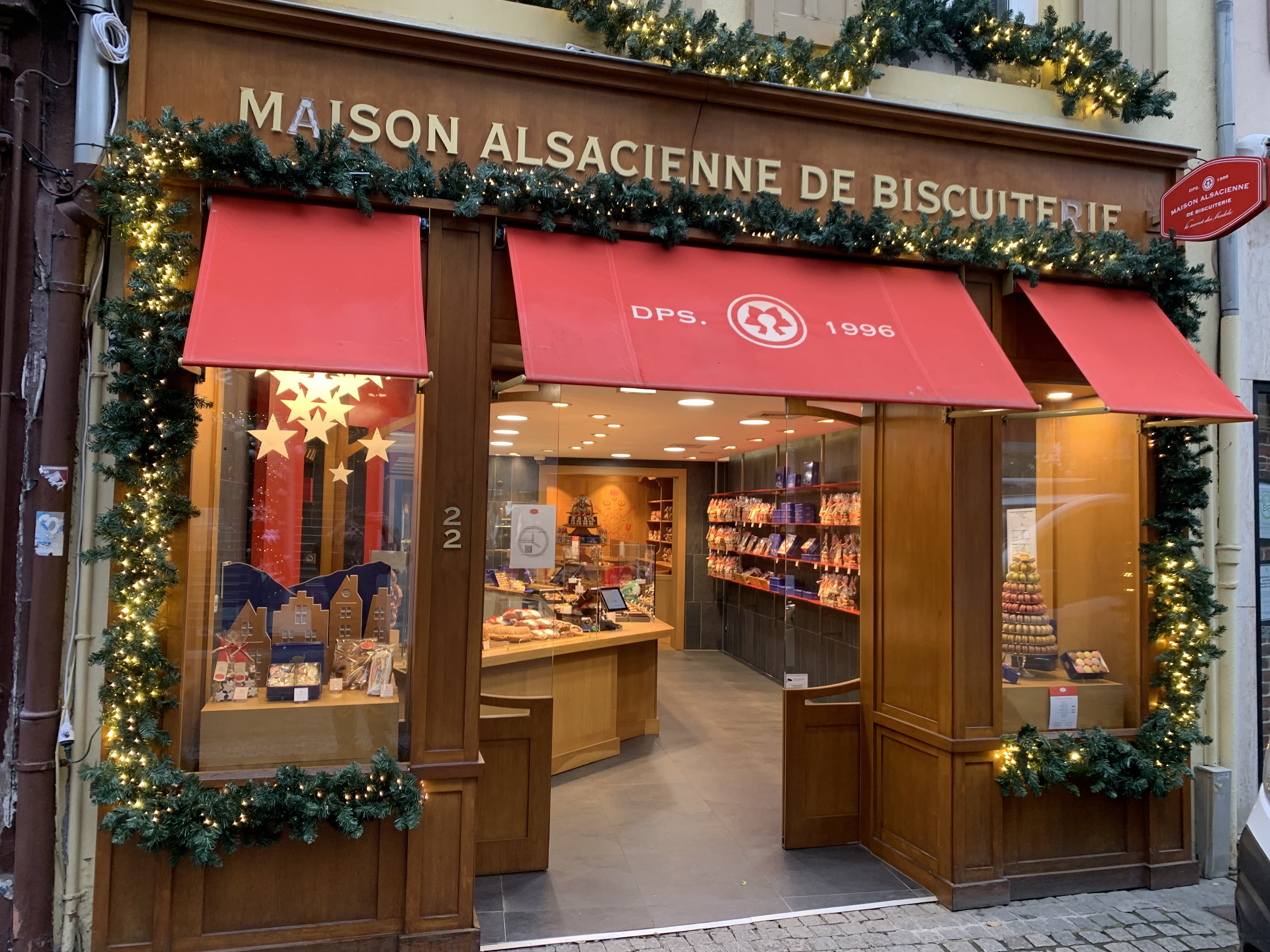 stores bannes rouges facade magasin maison alsacienne biscuiterie